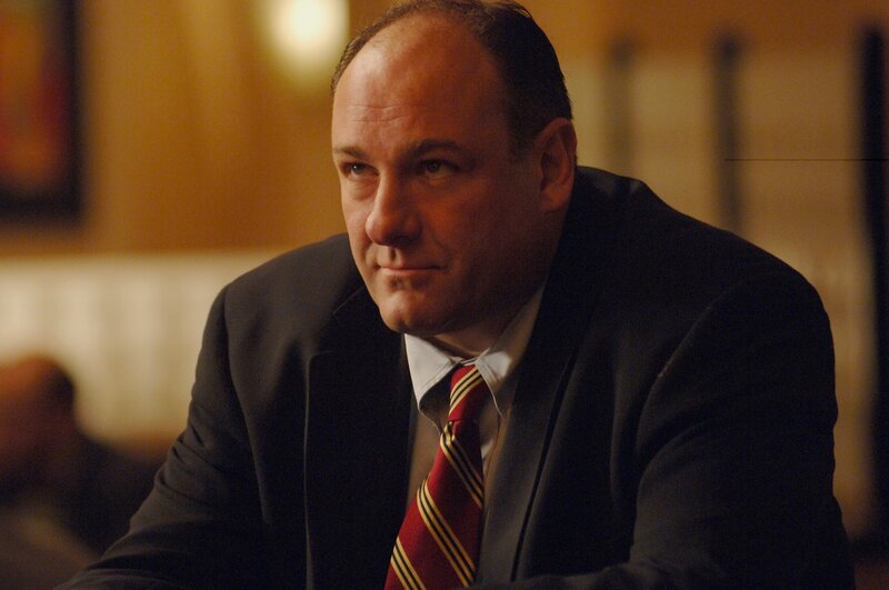 James Gandolfini as Tony Soprano. – Bild: HOME BOX OFFICE, INC. /​ Warner Bros. Entertainment Inc. /​ Atlantic Warner