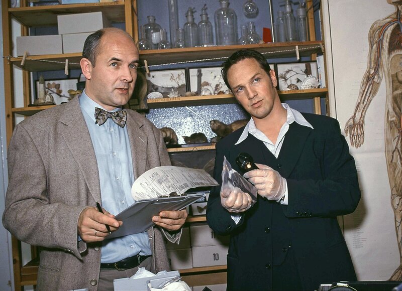 In einem Internat wurde der Schulpfarrer ermordet. Kriminalkommissar Ralf Bongartz (Max Gertsch, re.) möchte von dem Gerichtsmediziner Dr. Duhler (Klaus Schindler) etwas über den Tathergang erfahren. – Bild: RTL