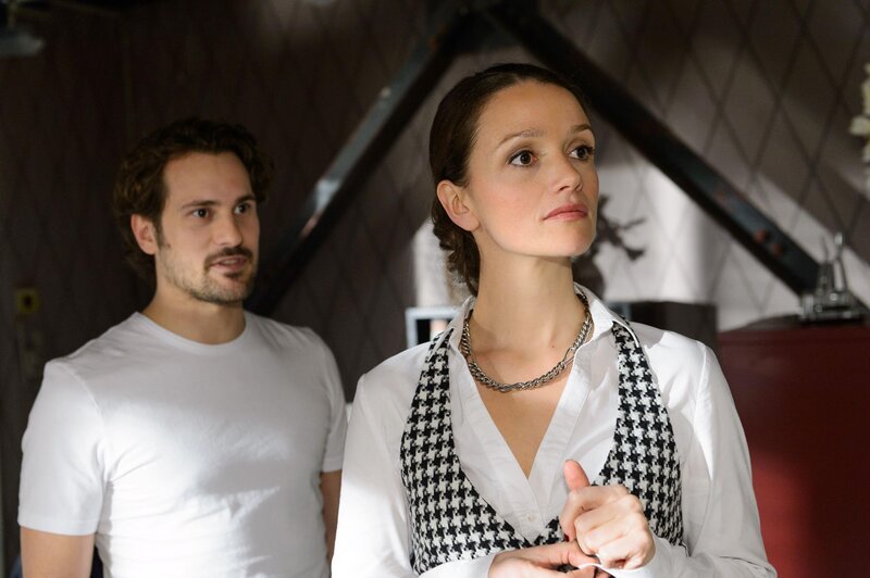 Gemeinsam mit Kai (Alexander Gier) beobachtet Jenny (Kaja Schmidt-Tychsen) den trainierenden Lukas. Sie will dafür sorgen, dass Lukas sich beim Finale in Bestform präsentiert. – Bild: RTL Passion