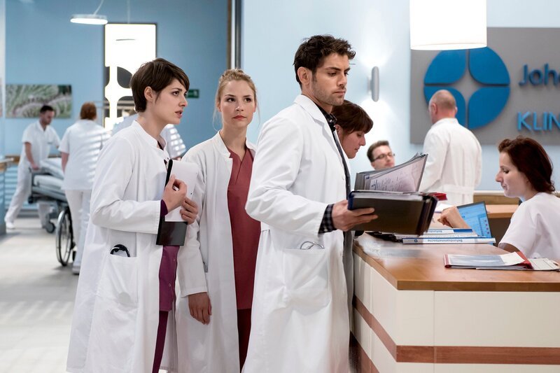 (v.l.n.r.) Dr. Theresa Koshka (Katharina Nesytowa); Julia Berger (Mirka Pigulla); Dr. Niklas Ahrend (Roy Peter Link) – Bild: ARD/​Jens Ulrich Koch