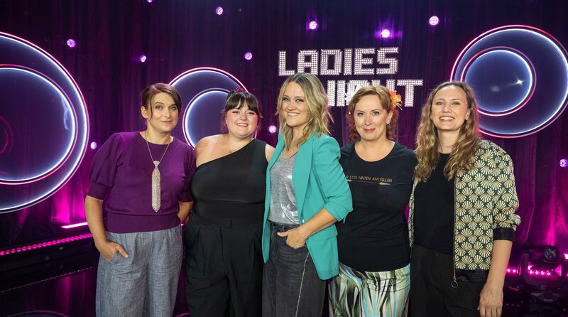 Gastgeberin Lisa Feller (M) mit ihren Gästen: v.l.n.r. Ella Carina Werner, Teresa Reichl, Martina Brandl und Charlotte Hübsch. – Bild: WDR/​Melanie Grande