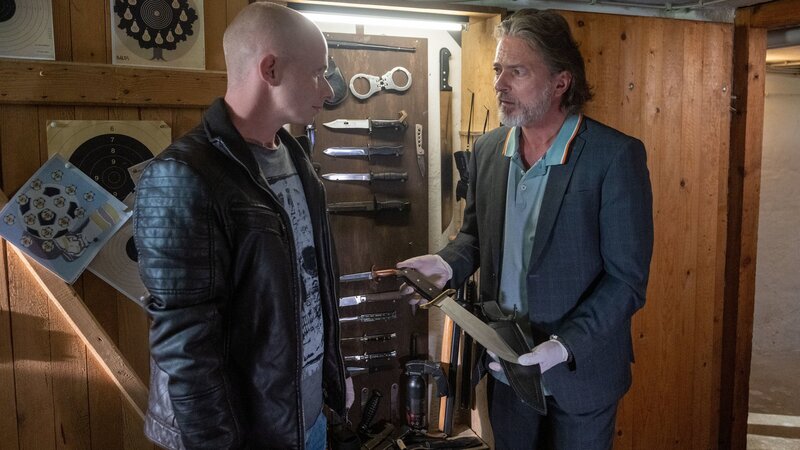 Zwei Ermittler auf Spurensuche im Haus eines Tatverdächtigen. Eine Frau wurde ermordet. Sie finden mögliche Tatwaffen – doch die Beweiskette ist schwierig. – Bild: ZDF