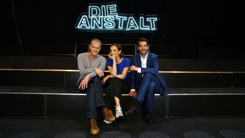 Maike Kühl (M.) ist neues Mitglied im Stammensemble der Anstalt und verstärkt das bisherige Team, bestehend aus Max Uthoff (l.) und Claus von Wagner (r.). – Bild: Michael Tremer