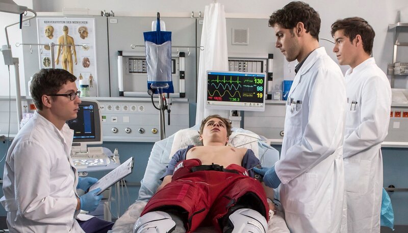 Fabian Maurer wird nach einem Unfall bei einem Eishockeyturnier eingeliefert. V.l.n.r. Elias Bähr (Stefan Ruppe), Fabian Maurer (Matti Schmidt-Schaller), Dr. Niklas Ahrend (Roy Peter Link), Ben Ahlbeck (Philipp Danne). – Bild: NDR/​ARD/​Jens Ulrich Koch