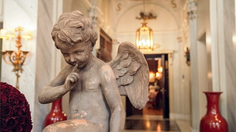 Was im Sacher geschieht, bleibt im Sacher – Diskretion ist oberstes Prinzip in einem Luxushotel. – Bild: ORF/​Clever Contents