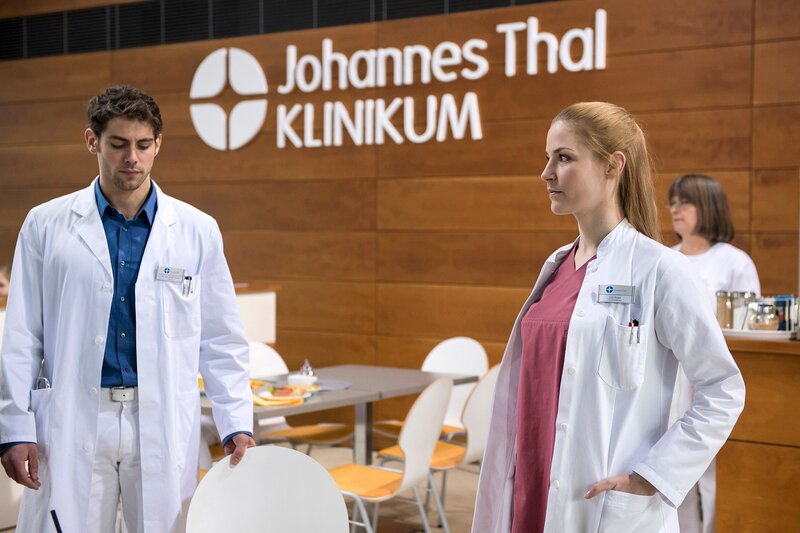 Dr. Niklas Ahrend (Roy Peter Link); Julia Berger (Mirka Pigulla) – Bild: ARD/​Jens-Ulrich Koch