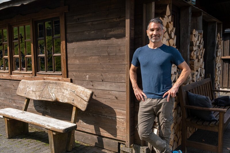 Marcus Fahn steht vor der Gemündener Hütte. – Bild: David Hulik /​ BR /​ cutflow GmbH