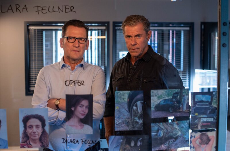 Lars (Ingo Naujoks, l.) und Finn (Sven Martinek, r.) gehen noch einmal alle Hinweise durch. – Bild: ARD/​Thorsten Jander