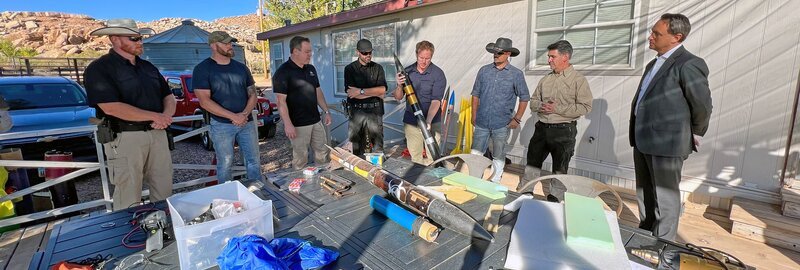 Kaleb Bench (l.), Bryant ‚Dragon‘ Arnold (4.v.l.), Travis Taylor (4.v.r.), Thomas Winterton (3.v.r.), Erik Bard (2.v.r), Brandon Fugal (r.) – Bild: aeboxlinkA /​ THE HISTORY CHANNEL /​ Prometheus Entertainment