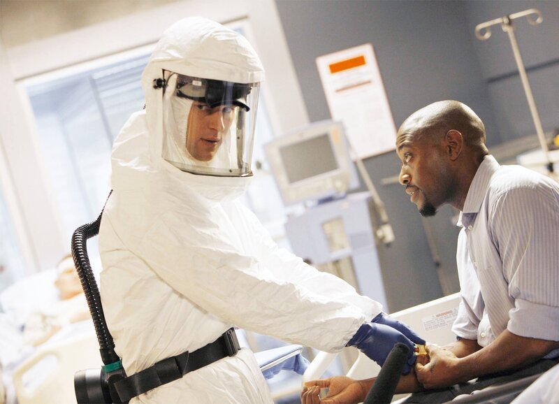 In Quarantäne: Omar Epps als Dr. Eric Foreman (r.) – Bild: SRF/​NBCUniversal
