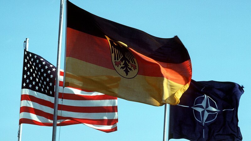 Seit 1955 ist die Bundesrepublik Mitglied der NATO und damit militärisch mit den USA verbündet. – Bild: ZDF und NARA (Public Domain) Seit 1955 ist die Bundesrepublik Mitglied der NATO und damit militärisch mit den USA verbündet. – Bild: ZDF und NARA (Public Domain)
