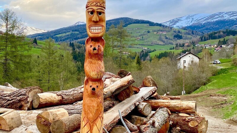 Motorsägen-Schnitzer Norbert Leitner. – Bild: ORF/​Papke Film