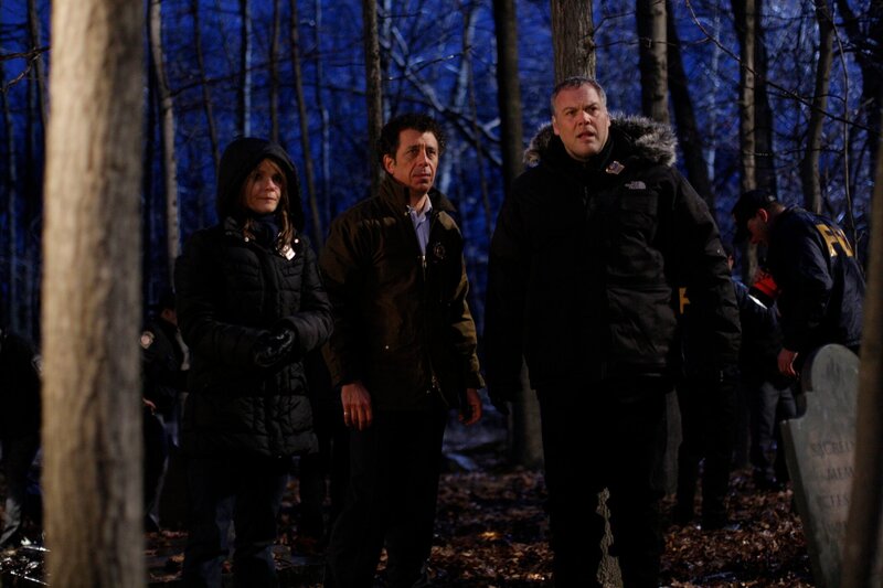 „Family Values“ Episode 8015 – Pictured: Kathryn Erbe as Detective Alexandra Eames, Eric Bogosian as Captain Danny Ross, Vincent D’Onofrio as Detective Robert Goren. – Bild: USA Network /​ UNIVERSAL CHANNEL