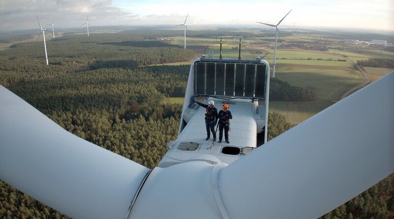 Julian Bauer und Andreas Ebersberger bei der Begehung eines 137 m hohen Windrads bei Neuhof an der Zenn. Weiteres Bildmaterial finden Sie unter www.br-foto.de. – Bild: BR/​Ulrich Schramm