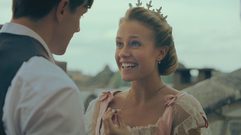 Lena (Jessica Lord) hat von ihrem Freund Henri eine Kette mit einem wunderschönen Anhänger geschenkt bekommen. Überglücklich bedankt sie sich für diesen Talisman, der ihr bei ihrem Solo am Abend Glück bringen soll. – Bild: PLURIMEDIA (Cottonwood)