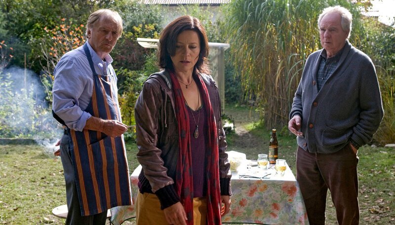 Caro (Jule Ronstedt, Mitte), allein erziehende Mutter der 13-jährigen Mia, kann es ihrem strengen Vater Wolfgang (Friedrich von Thun, re.) nie recht machen. Mit dem überraschenden Auftauchen seines Jahrzehnte verschollenen Bruders Martin (Günther Maria Halmer, li.) kommt Bewegung in die verkrustete Beziehung. – Bild: ARD Degeto/​Erika Hauri