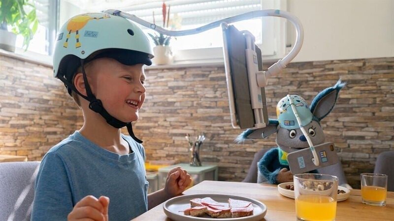 Maxi will nicht das Tablet ausmachen – Teaser – Bild: KiKA/​Lupalipa Media