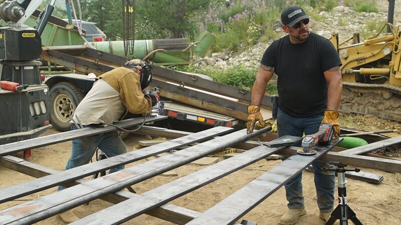 L-R: Freddy Dodge und Travis Stockman – Bild: Warner Bros. Discovery