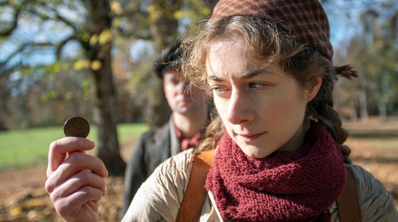 Die Jüdin Fanny Strauss (Amy Benkenstein) hat einen Dieb ausgetrickst. – Bild: ARD Degeto Film/Lieblingsfilm GmbH/Martin Rattini Die Jüdin Fanny Strauss (Amy Benkenstein) hat einen Dieb ausgetrickst. – Bild: ARD Degeto Film/Lieblingsfilm GmbH/Martin Rattini