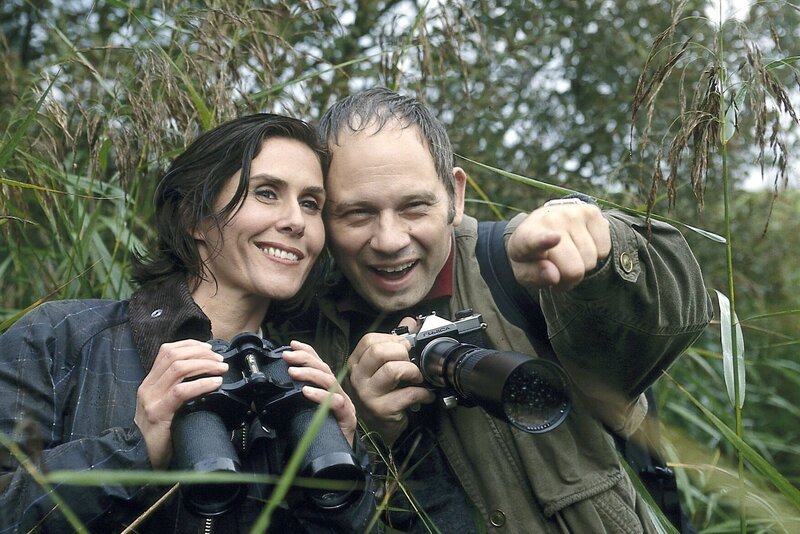 Marianne Hartl (Antonia Reidel) und Sebastian Winkler (Michael Lott) verstehen sich prächtig. Kurz darauf wird die Apothekersgattin tot aufgefunden. – Bild: ORF 2