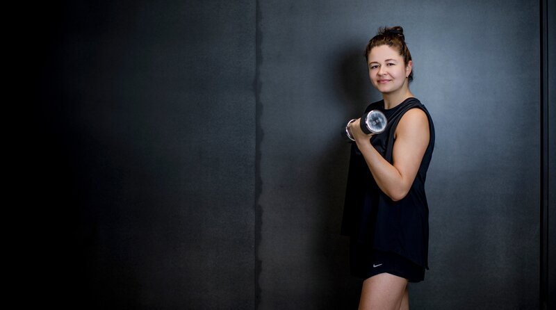 Protagonistin Leonie Poppe im Fitnessstudio. – Bild: BR/​Johanna Schlüter