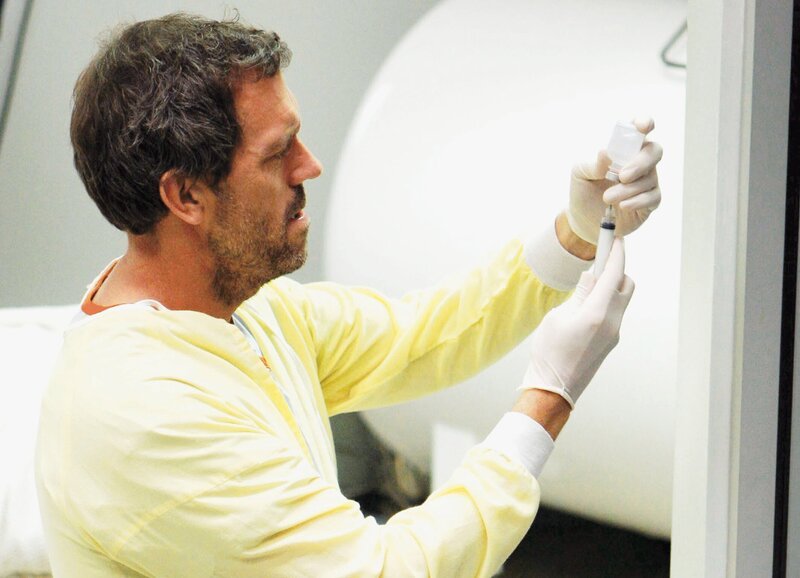 Schmerzhaftes Selbstexperiment: Hugh Laurie als Dr. Gregory House. – Bild: SRF/​ABC Studios