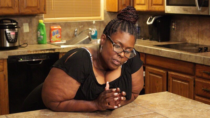 Cynthia leans over kitchen island – Bild: TLC /​  Discovery Communications, LLC