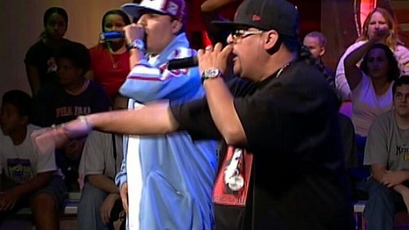 T-Bone (r.) rappt mit Unterstützung – Bild: Bibel TV