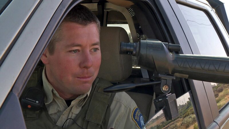 McGary watches litterers from truck. – Bild: PLURIMEDIA (Animal Planet)
