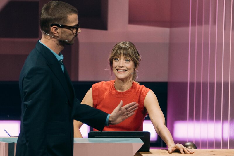 Joko Winterscheidt (l.); Heike Makatsch (r.) – Bild: Joyn/​Florida TV /​ Julian Mathieu