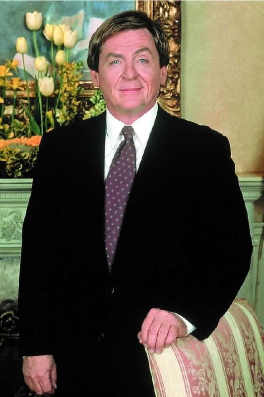 Butler Niles (Daniel Davis). – Bild: Warner TV Comedy