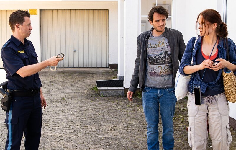 Steffi Halder (Sina Wilke, rechts) wird von ihrem Ex-Freund Johannes Sterzl (Tommy Schwimmer, Mitte) bedroht, da kommt Max Ruffer (Nepo Fitz, links) auf die beiden zu. – Bild: ARD/​Lucky Bird Pictures/​Thomas Neumeier