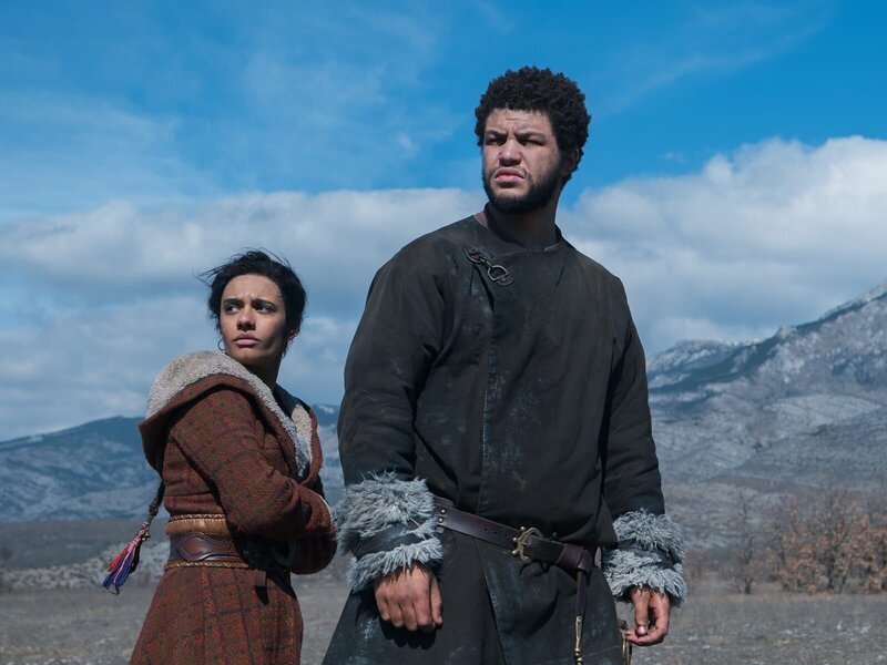 L-R: Egwene Al’Vere (Madeleine Madden), Perrin Aybara (Marcus Rutherford) – Bild: Amazon