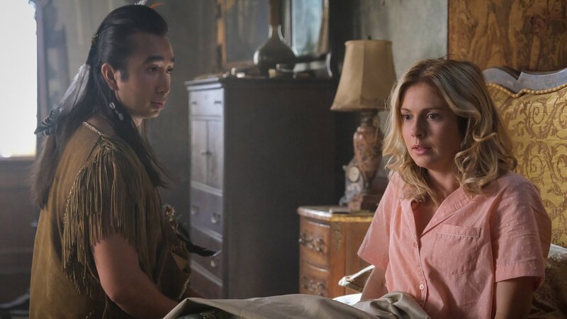 Sasappis (Román Zaragoza), Samantha (Rose McIver) – Bild: Bertrand Calmeau /​ CBS