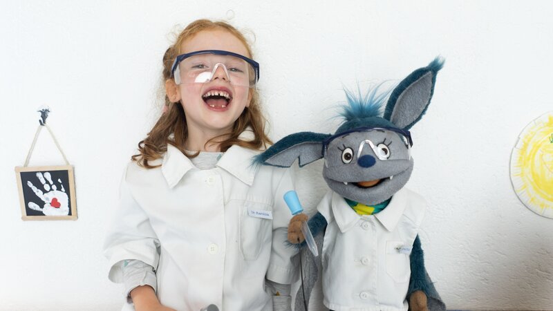 Karolina und Fidi würden gerne Zähneputz-Gummibärchen erfinden. – Bild: KiKA/​Lupalipa Media