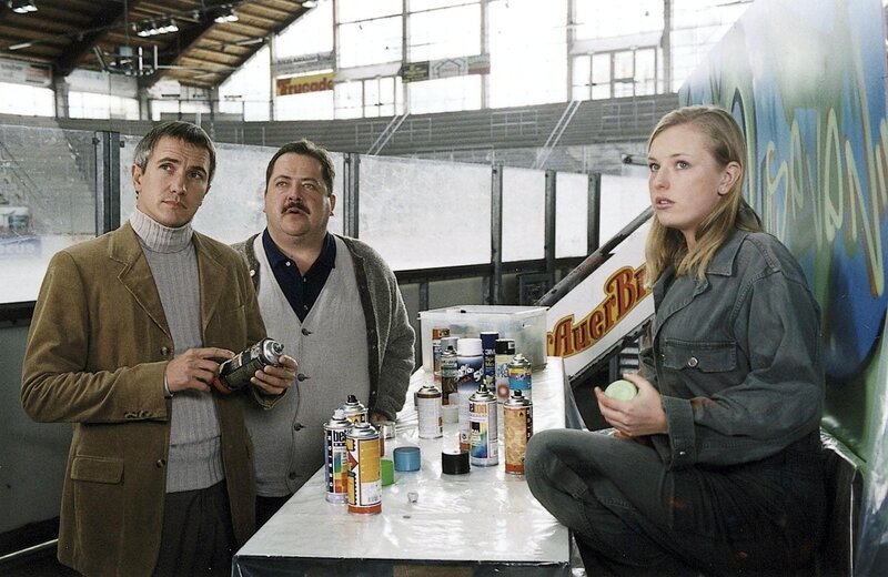 Die Rosenheim-Cops (Markus Böker, Joseph Hannesschläger) glauben, dass Oliver Wolters und seine Schwester Elli (Phillipine Pachl) in den Mord verwickelt sind. – Bild: ORF/​Christian A. Rieger