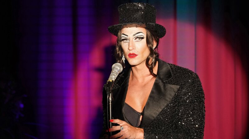 Sänger Anton (Vladimir Burlakov) tritt als „Isabella“ auf. – Bild: ARD Degeto/​Hans-Joachim Pfeiffer/​Hans-Joachim Pfeiffer