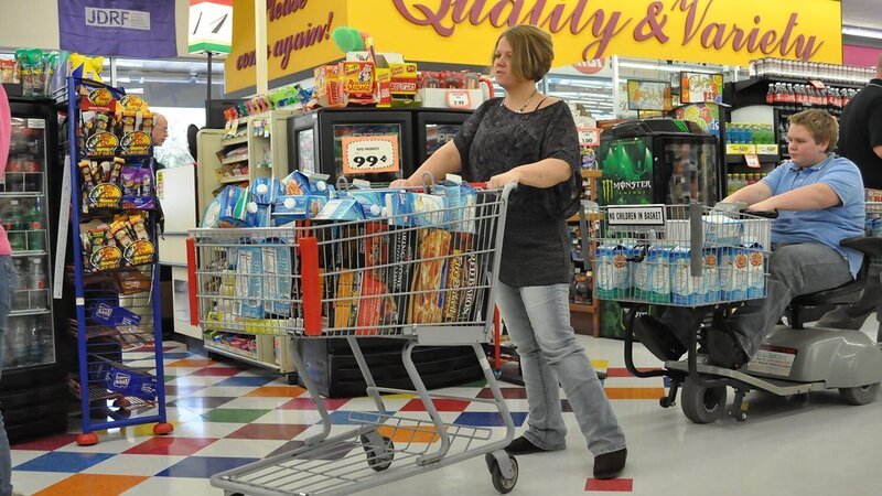 Joyce and her son with full carts. – Bild: Discovery Communications