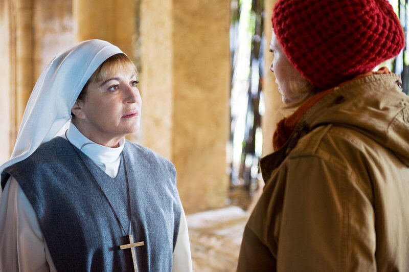 Die Tote aus dem Wald entpuppt sich als Schwester Madeleine und lebte in dem von Schwester Chantal (Marie Vincent, l.) geführten, nahe gelegenen Kloster. Doch Candice Renoir (Cécile Bois, r.) traut der Oberin nicht über den Weg. – Bild: Fabien Malot/​Boxeur de lune