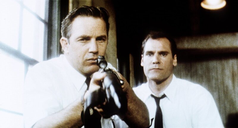 Angeblich soll Kennedys Mörder Lee Harvey Oswald aus dem 6. Stock des ‚Schoolbook Depository‘ Gebäudes mit einem alten Repetiergewehr die Schüsse abgegeben haben, doch Garrison (Kevin Costner, l.) stellt fest, dass das nicht stimmen kann._Titel: John F. Kennedy – Tatort Dallas – Bild: Kabel Eins Classics