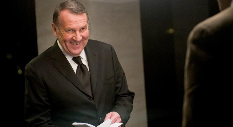 Howard Tully (Tom Wilkinson), Firmenchef von Equikrom, ist an der geheimen Formel seines direkten Konkurrenten von B&R interessiert. Er setzt alles daran, in den Besitz der Erst-Patentierung zu gelangen … – Bild: Universal Pictures Lizenzbild frei