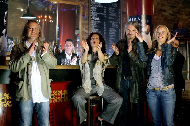 „Soko Donau“, „Heartbreaker.“ Hinter dem Tod eines Mitarbeiters der Atombehörde vermutet das SOKO-Team einen Mord von internationaler Brisanz. Reaktorproben sind verschwunden und es besteht Grund zur Annahme, dass das Land aus dem diese stammen großes Interesse hat, dass diese rasch verschwinden. Aber auch die private Situation des Opfers erweckt das Interesse der Ermittler. Im Bild (v.li.): Gregor Seberg (Helmuth Nowak), Proschat Madani (Dr. Alisha Barami), Stefan Jürgens (Carl Ribarski), Lilian Klebow (Penny Lanz). – Bild: ORF/​SATEL-Film/​Pedro Domenigg