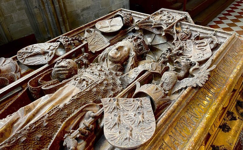 Im Bild: Grabmahl des römisch-deutschen Kaisers Friedrich III. im Wiener Stephansdom. – Bild: GS-Film /​ ORF /​ Gernot Stadler
