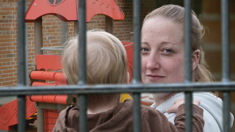 Eltern hinter Gittern. In einigen Fällen sind die Kinder mit im Gefängnis. – Bild: ZDF