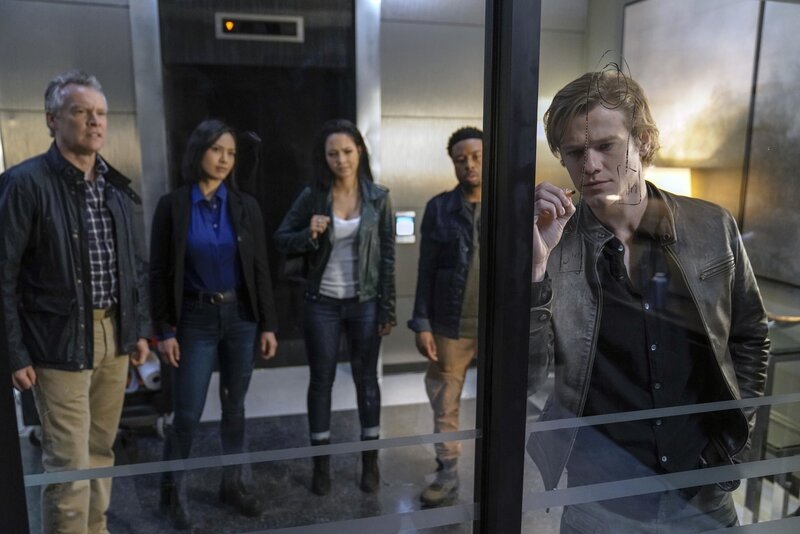 James MacGyver (Tate Donovan), Desi (Levy Tran), Riley Davis (Tristin Mays), Wilt Bozer (Justin Hires) und MacGyver (Lucas Till) – Bild: PLURIMEDIA (CBS Broadcasting, Inc)