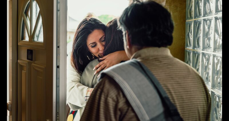 Elif (Jasmin Shakeri, l.) umarmt ihre Mutter (Meral Perin, M.) zur Begrüßung. – Bild: ZDF und Hannah Aders