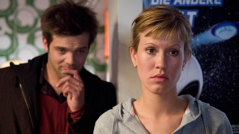 Alex’ (Wolke Hegenbarth) war am Boden zerstört, weil Thomas (André Willmund) sich nach ihrer Liebesnacht nicht gemeldet hat. Doch als er dann in der Nikothek auftaucht, mimt sie die Coole … – Bild: MG RTL D /​ Willi Weber