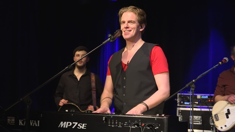 Karl Frenzel auf Tour mit seiner Band – Bild: ZDF und creaframe