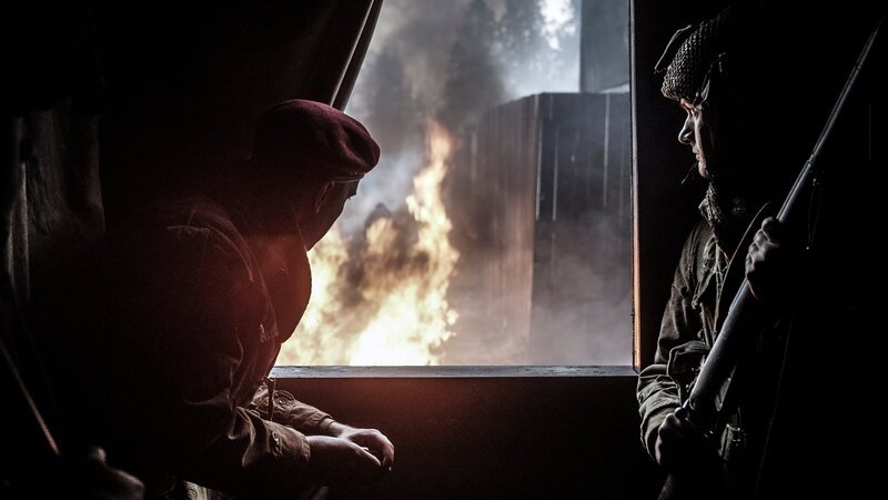 Dramatische Nachstellung von Major Robert Cain, wie er mit Panzertruppen ein Wäschehaus in Brand setzt. – Bild: The National Geographic Channel