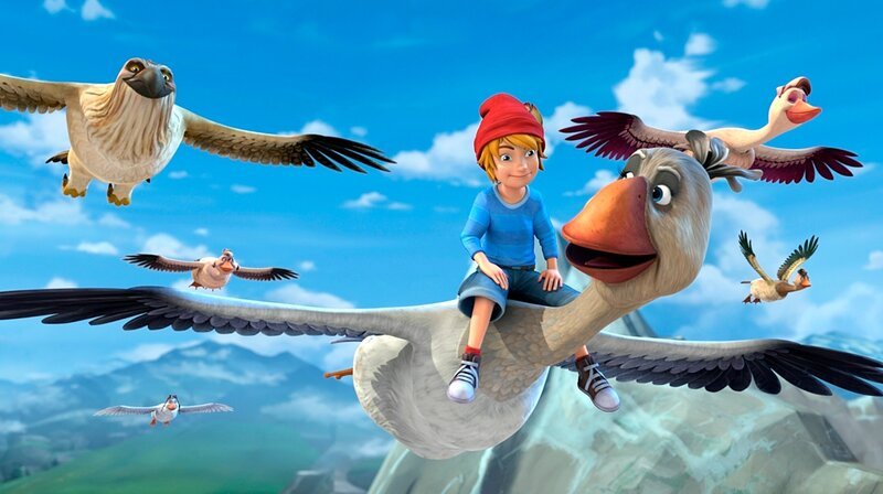 Nachdem Nils Akka gerettet hat, darf er auf ihrem Rücken fliegen und die Schar anführen. – Bild: BR/​Studio 100 Animation/​Studio 100 NV